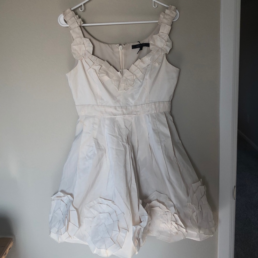 BCBG Mazaria Short cream dress with flowers